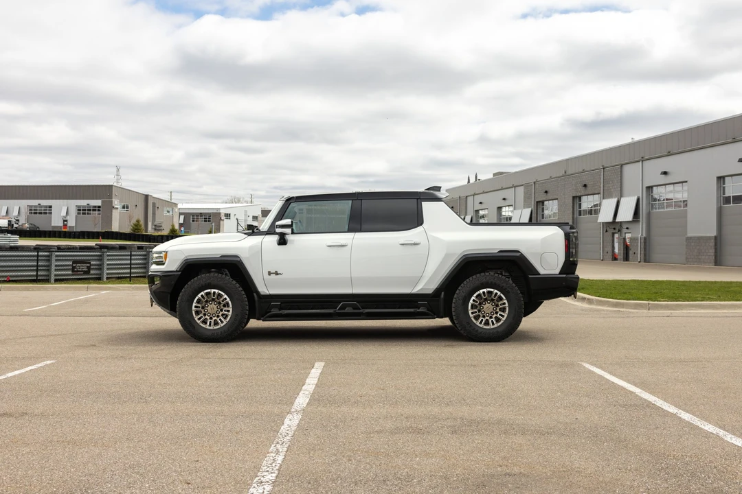 2022 GMC Hummer EV - Image 9 of 31