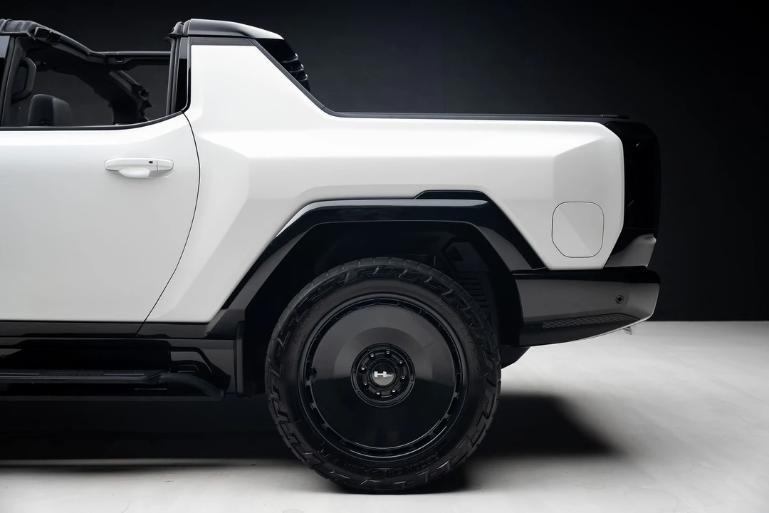 2022 GMC Hummer EV - Image 24 of 31