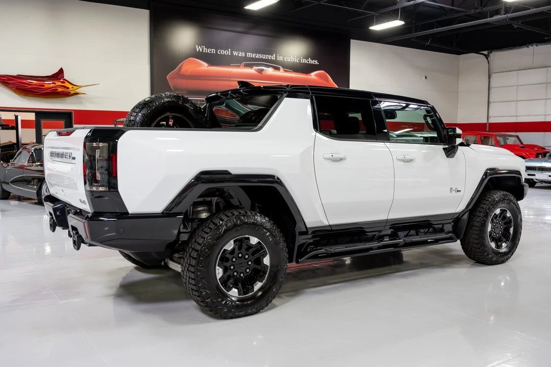 2022 GMC Hummer EV - Image 9 of 31