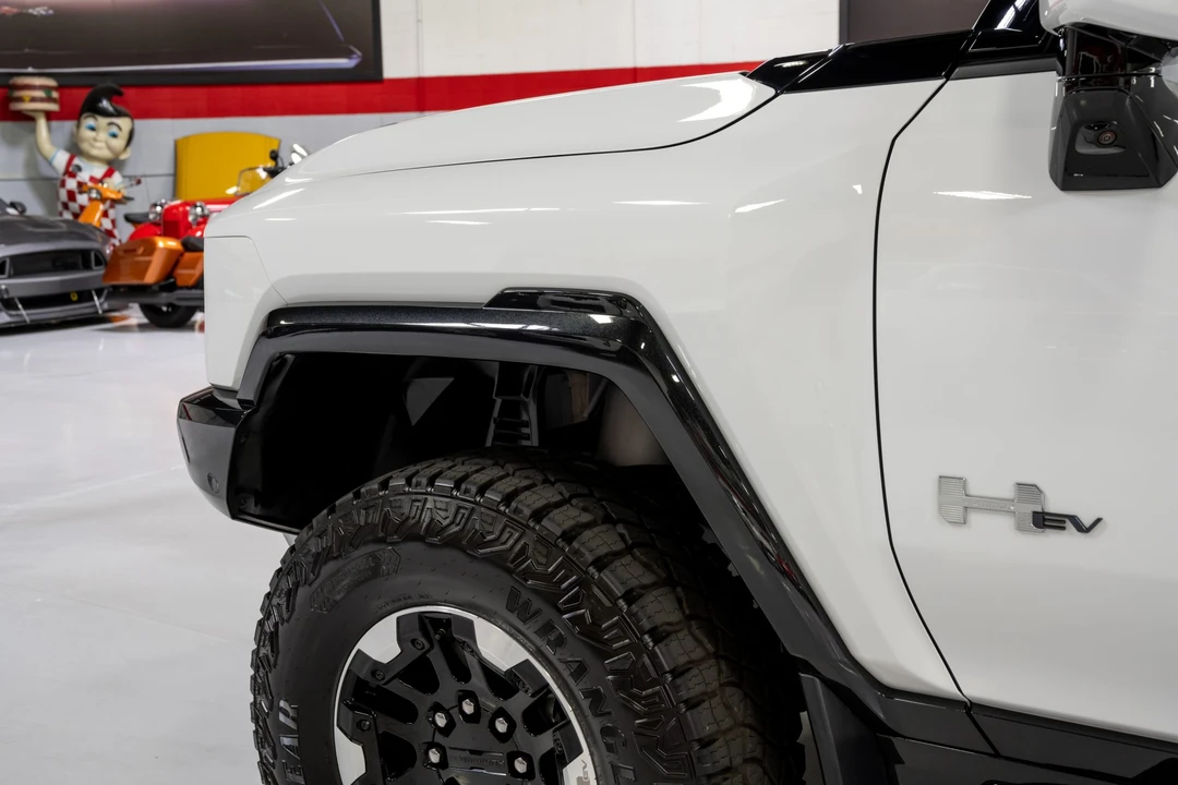 2022 GMC Hummer EV - Image 26 of 31