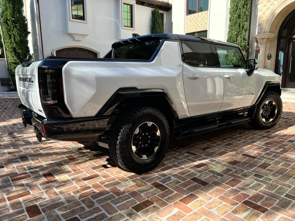 2022 GMC Hummer EV - Image 22 of 31