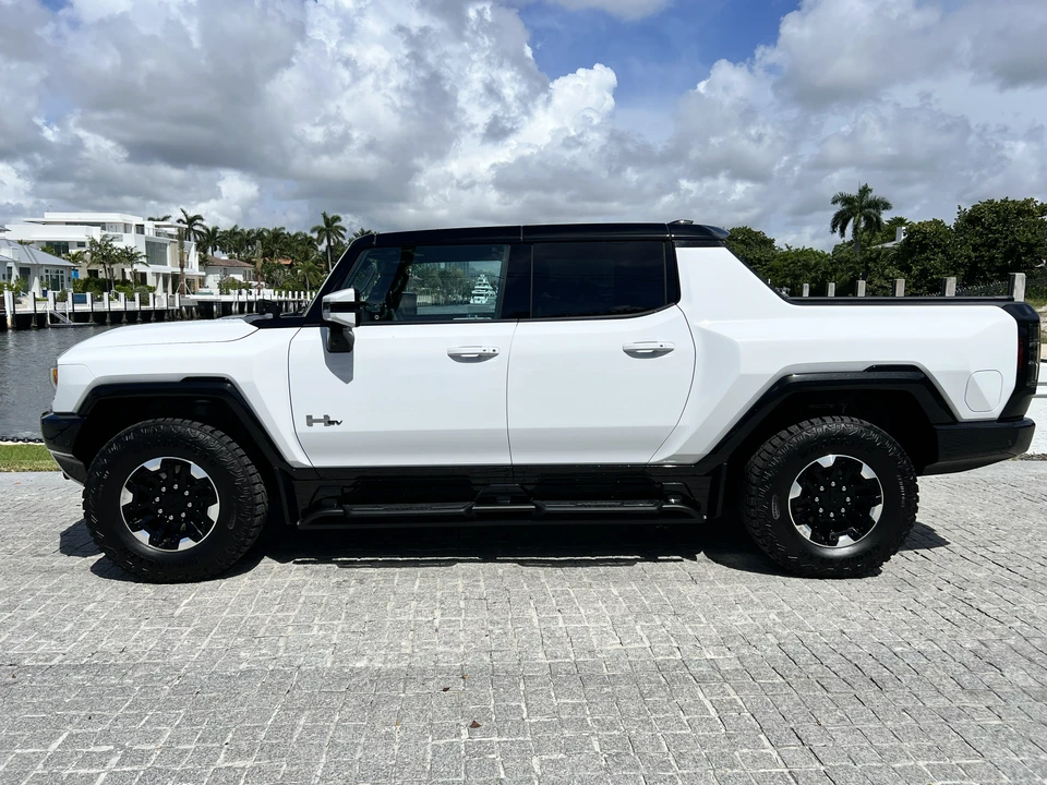 2022 GMC Hummer EV - Image 11 of 31