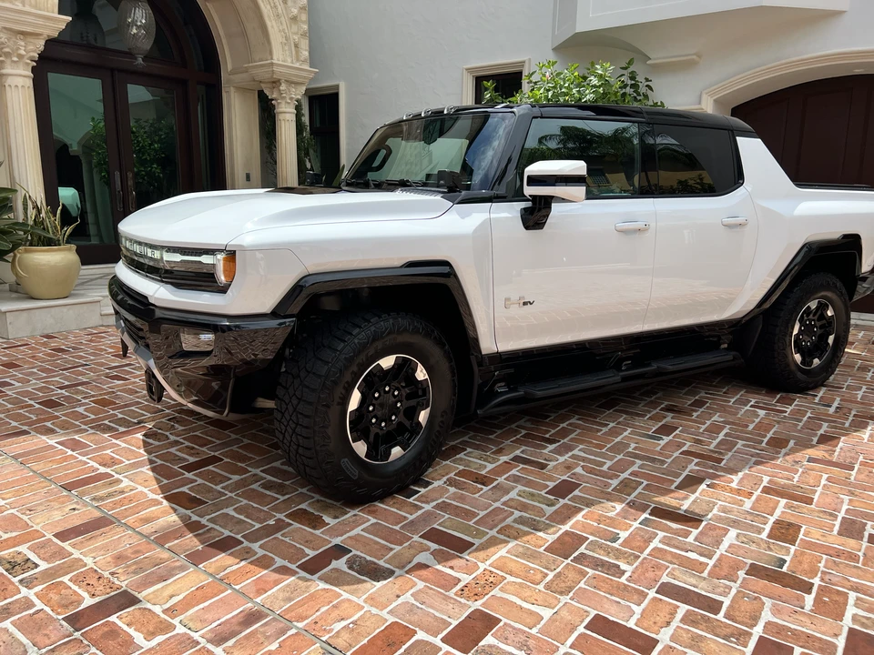 2022 GMC Hummer EV - Image 10 of 31