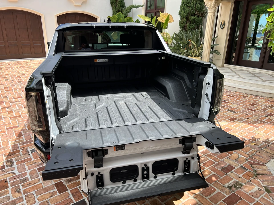 2022 GMC Hummer EV - Image 16 of 31
