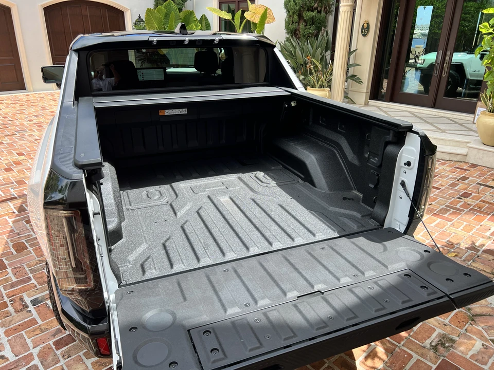2022 GMC Hummer EV - Image 14 of 31