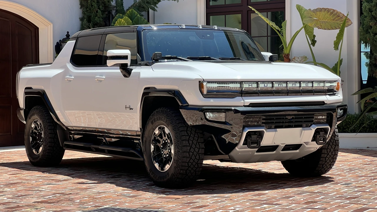 2022 GMC Hummer EV - Image 25 of 31