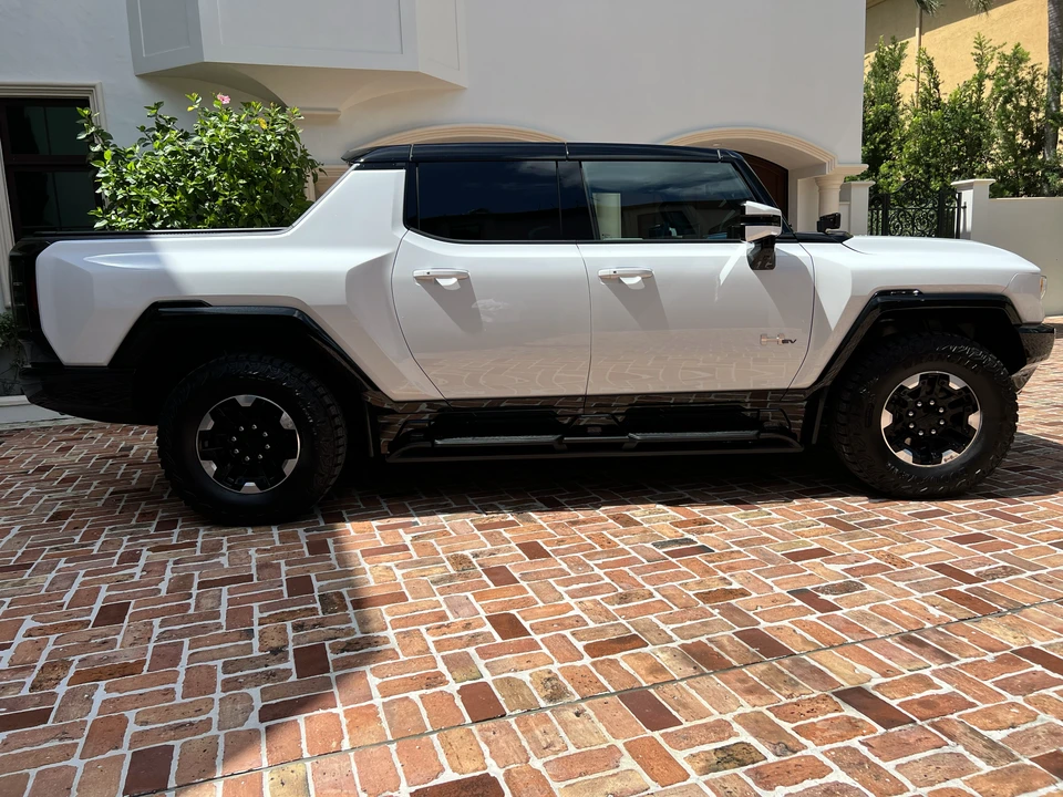 2022 GMC Hummer EV - Image 23 of 31