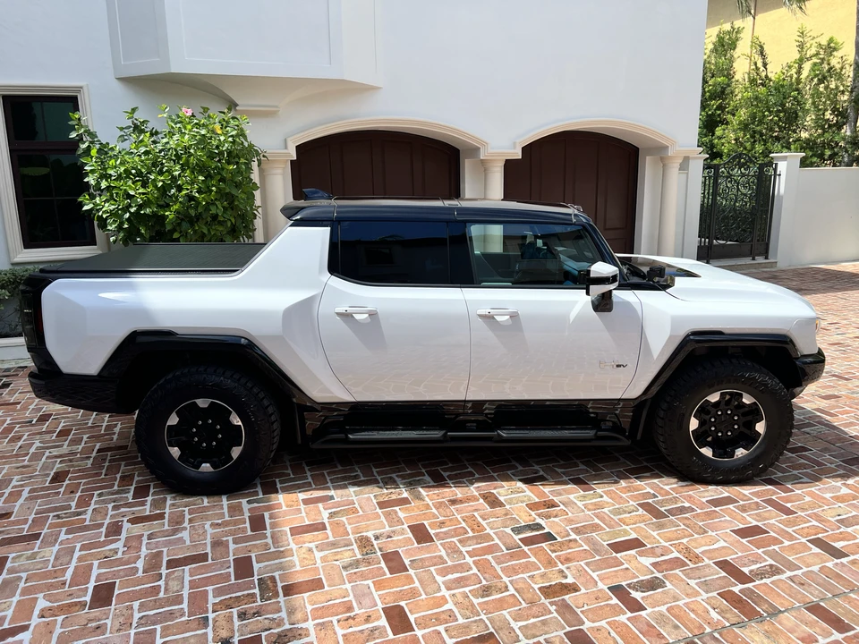 2022 GMC Hummer EV - Image 24 of 31