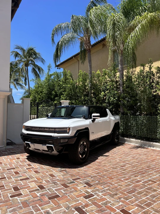 2022 GMC Hummer EV - Image 8 of 31