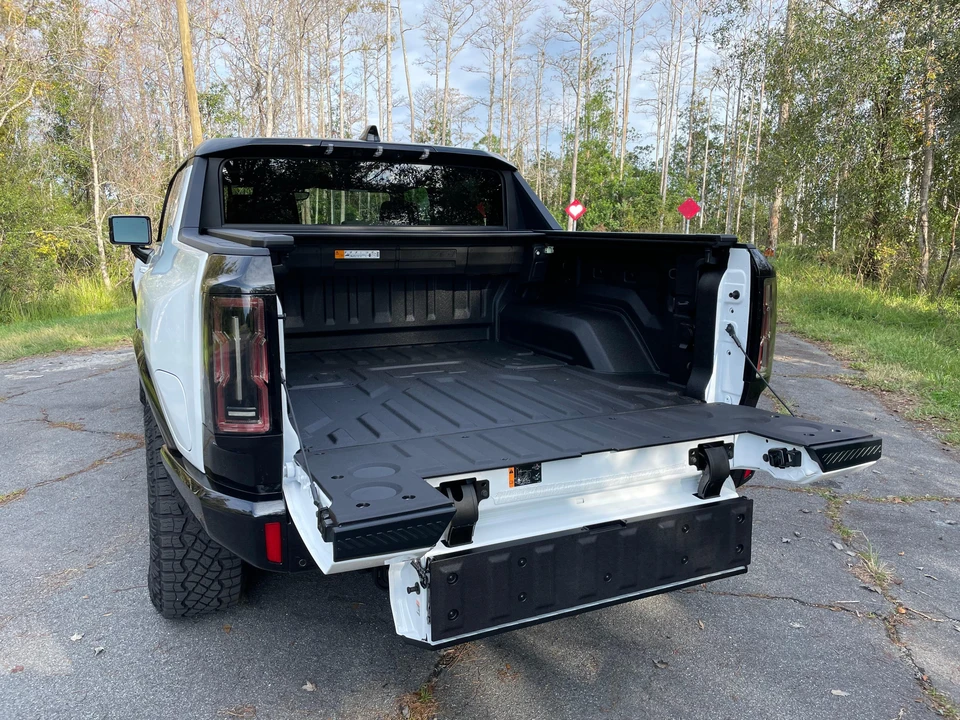 2022 GMC Hummer EV - Image 14 of 31