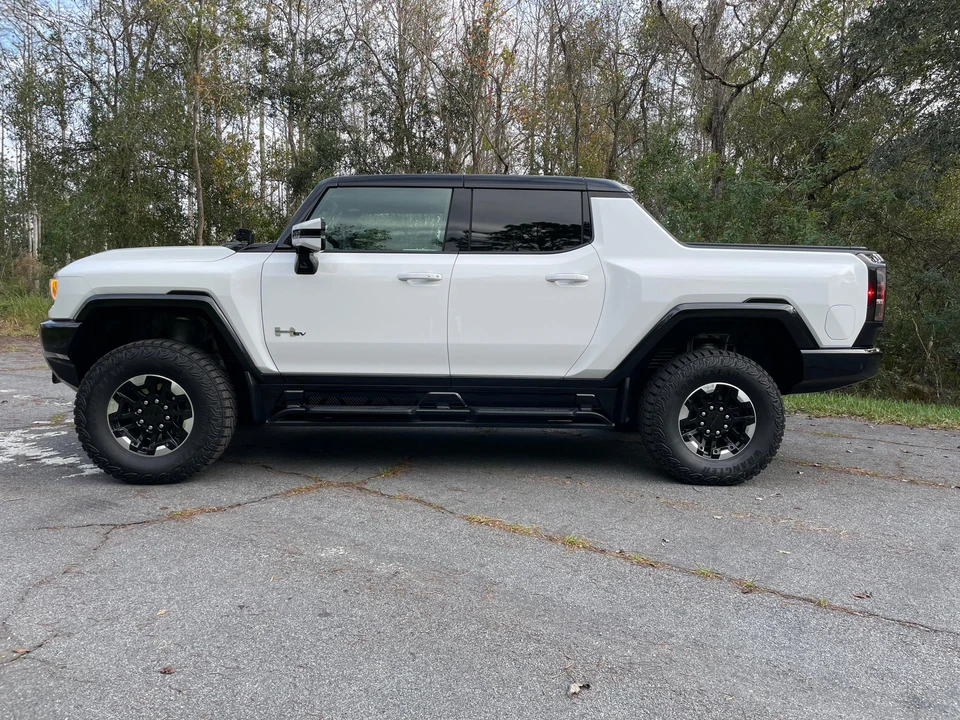 2022 GMC Hummer EV - Image 10 of 31