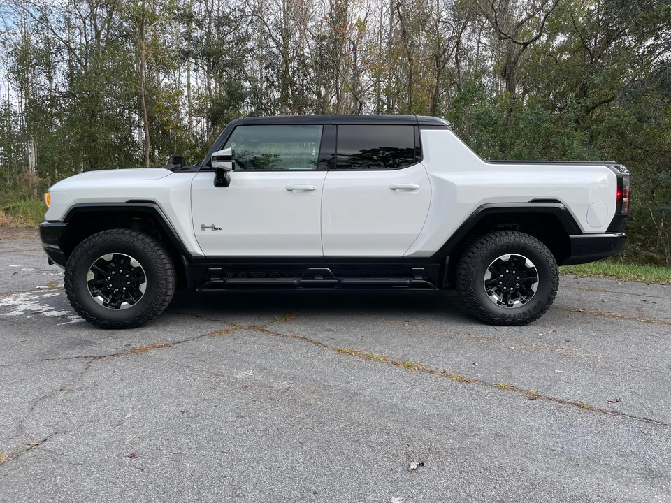 2022 GMC Hummer EV - Image 11 of 31