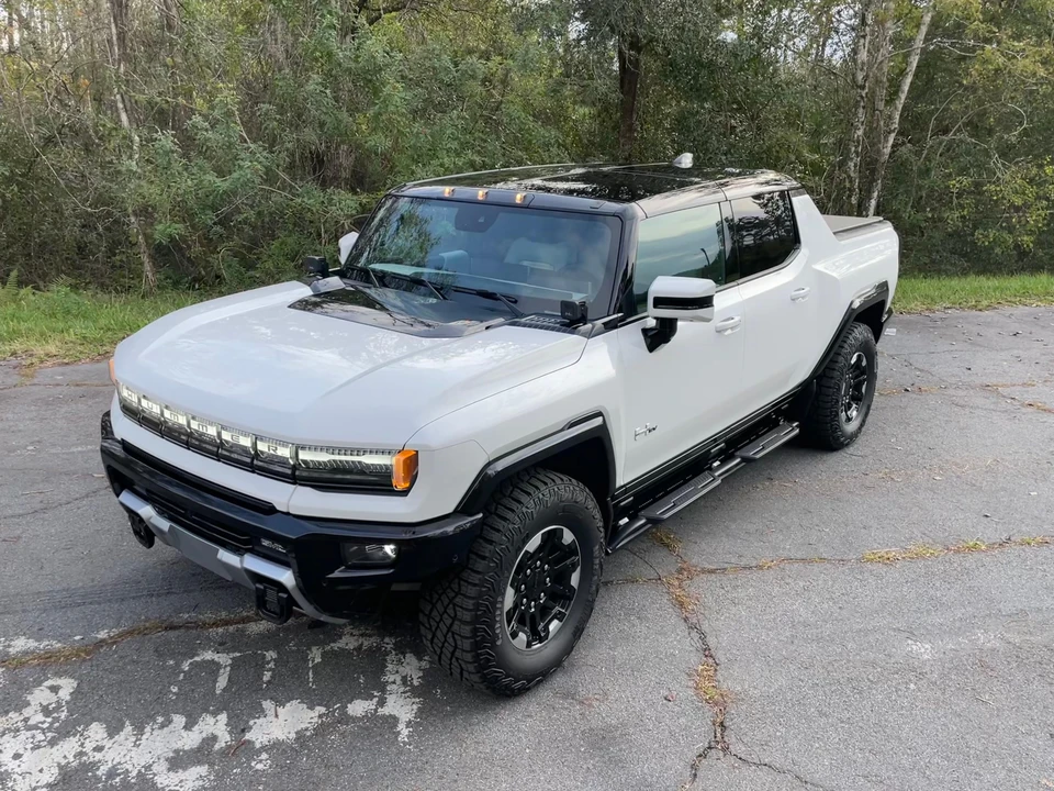 2022 GMC Hummer EV - Image 9 of 31