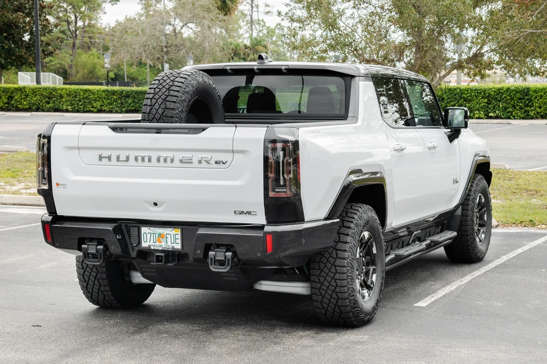 2022 GMC Hummer EV - Image 10 of 31