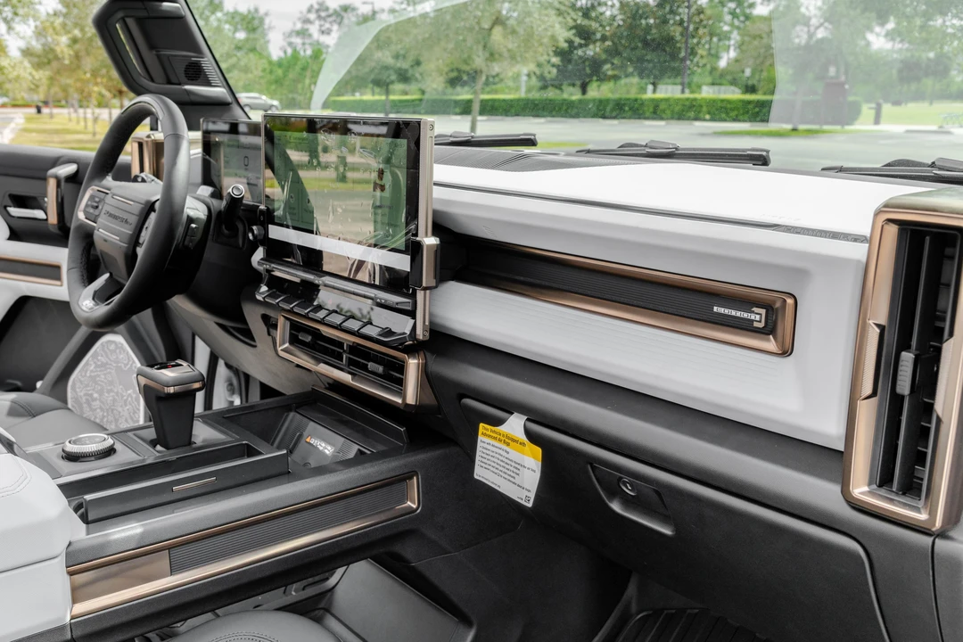 2022 GMC Hummer EV - Image 22 of 31