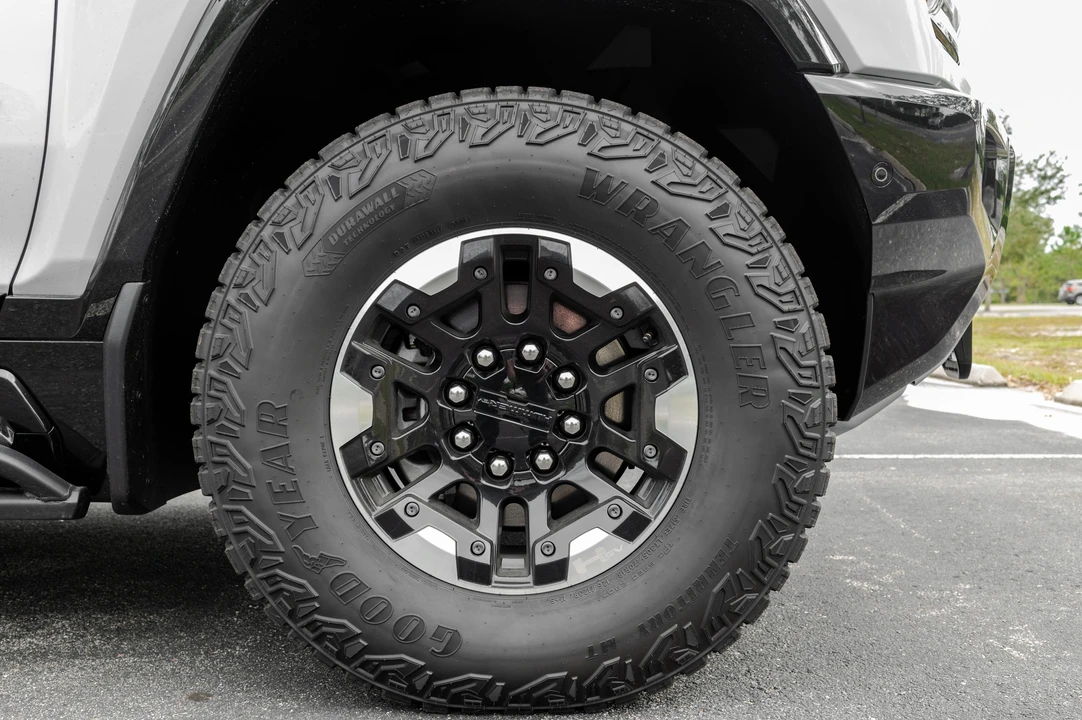 2022 GMC Hummer EV - Image 19 of 31