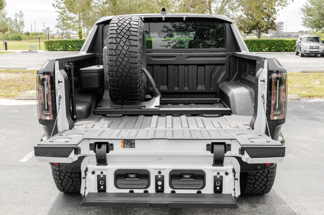 2022 GMC Hummer EV - Image 9 of 31