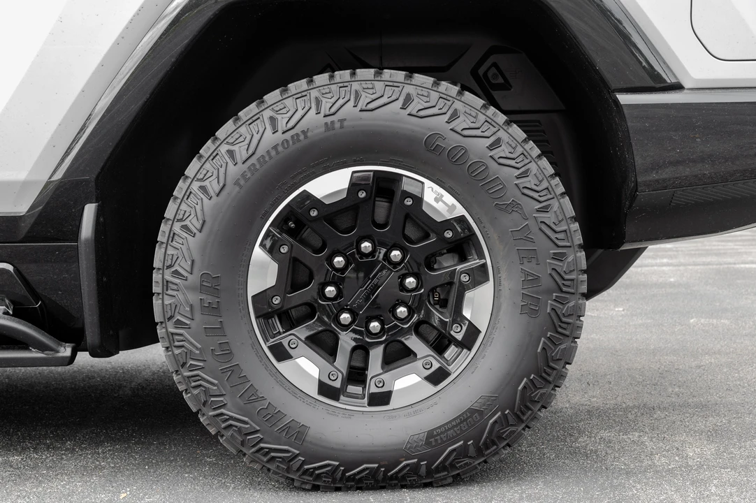 2022 GMC Hummer EV - Image 20 of 31