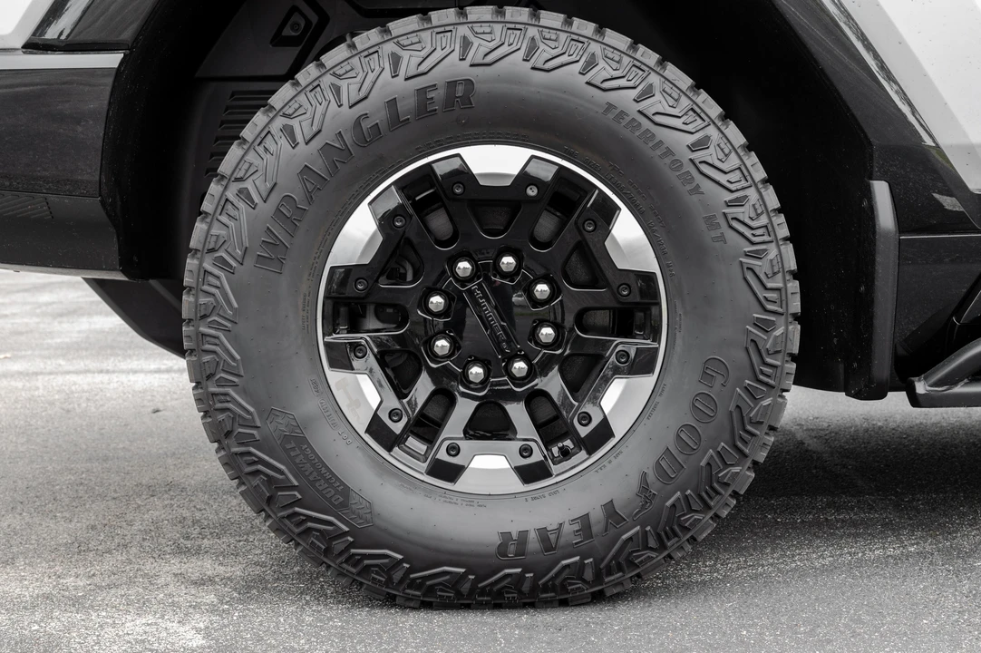 2022 GMC Hummer EV - Image 21 of 31