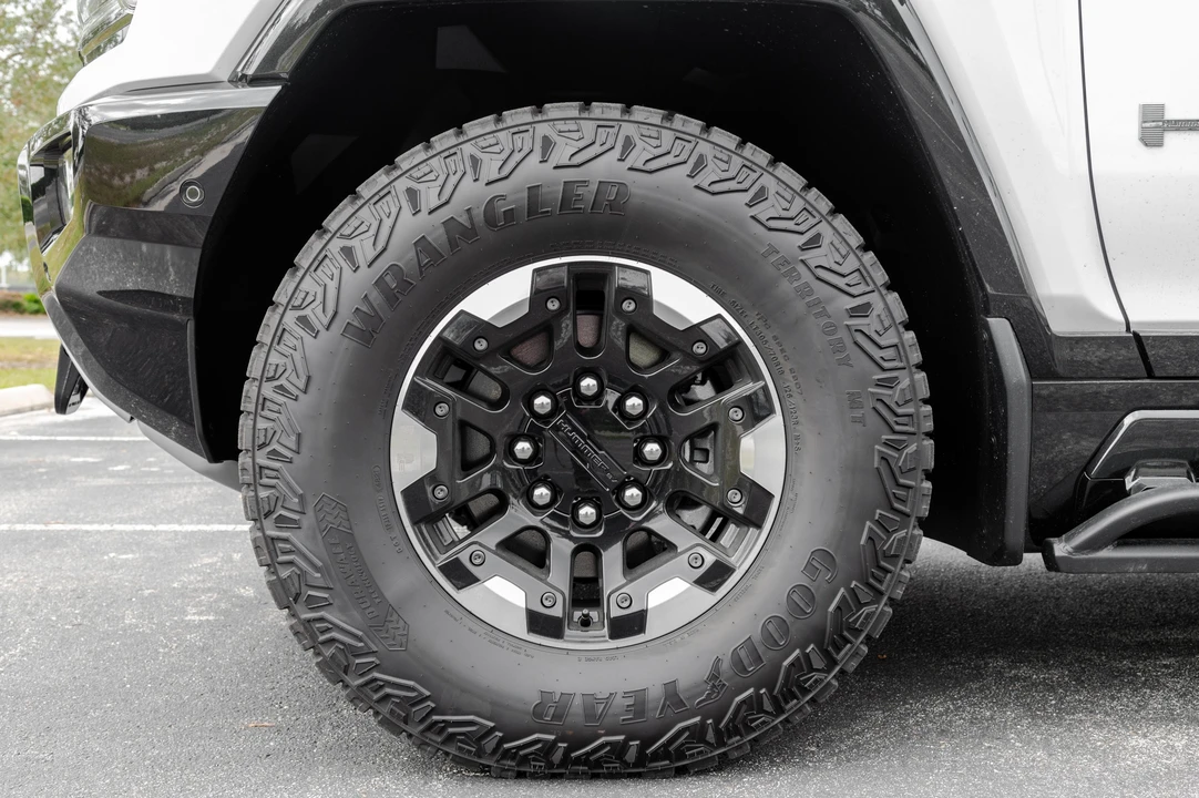 2022 GMC Hummer EV - Image 18 of 31