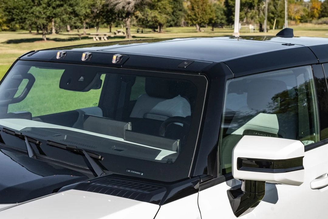 2022 GMC Hummer EV - Image 28 of 31