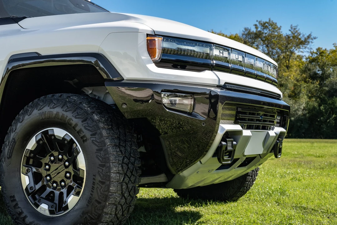 2022 GMC Hummer EV - Image 24 of 31