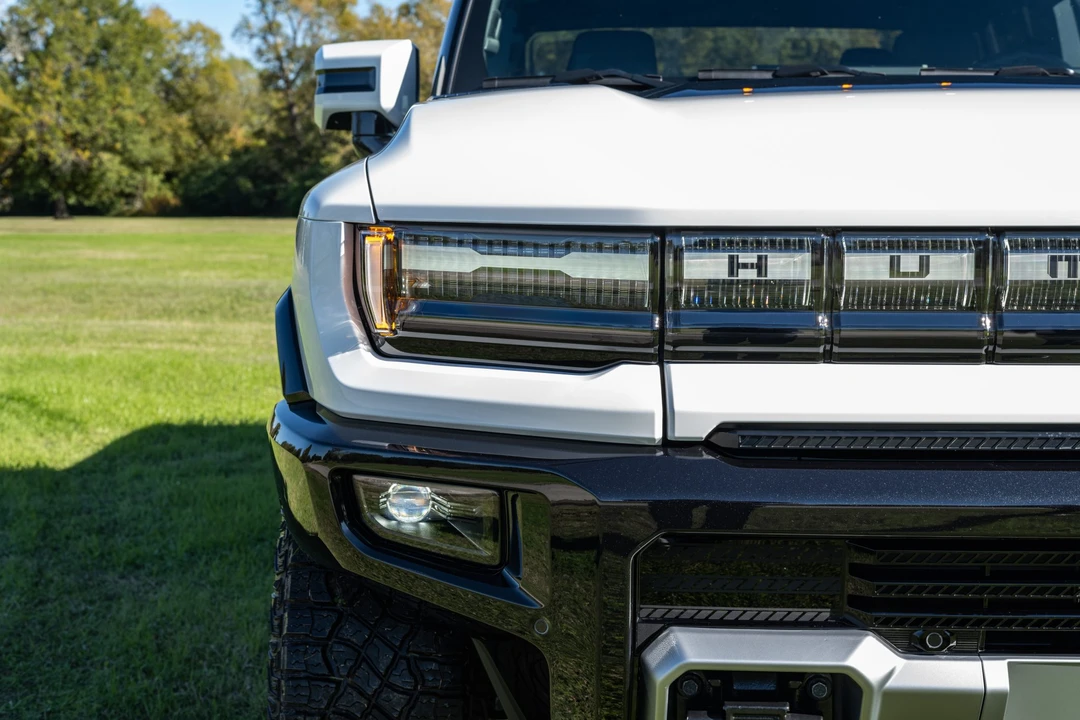 2022 GMC Hummer EV - Image 16 of 31