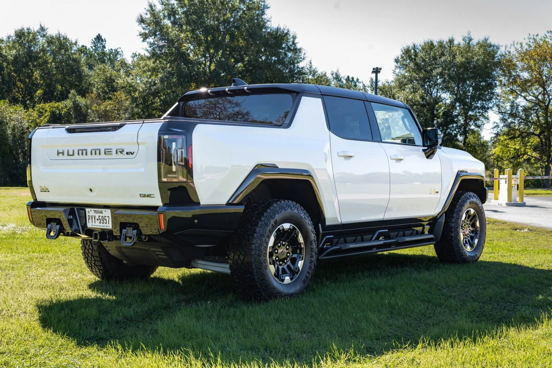 2022 GMC Hummer EV - Image 10 of 31