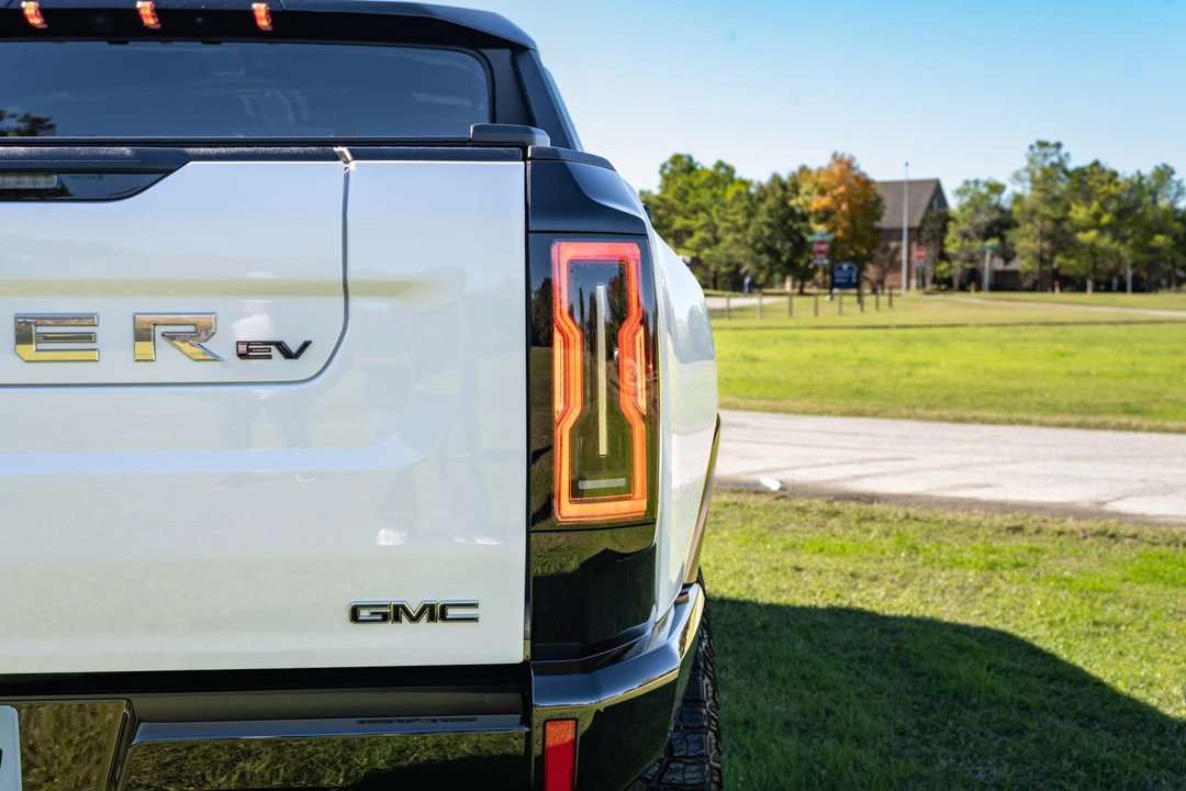 2022 GMC Hummer EV - Image 17 of 31
