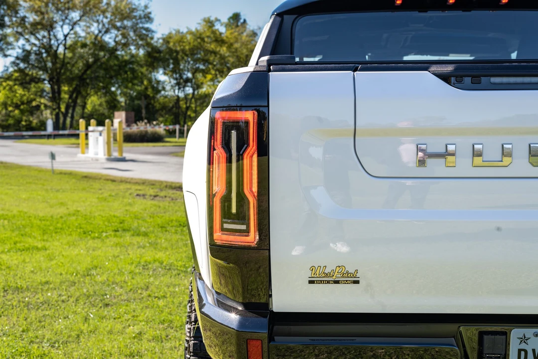 2022 GMC Hummer EV - Image 18 of 31