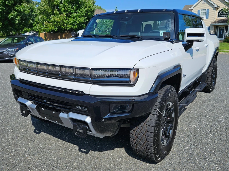 2022 GMC Hummer EV - Image 8 of 31
