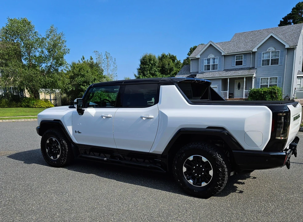 2022 GMC Hummer EV - Image 10 of 31