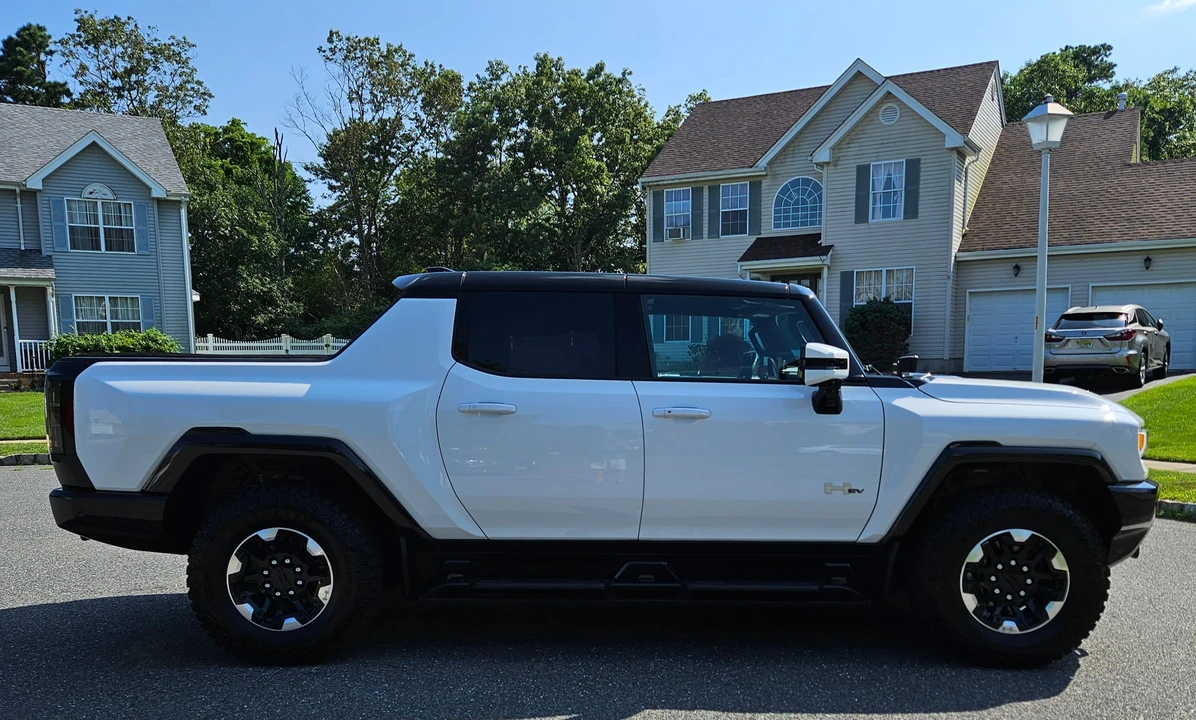 2022 GMC Hummer EV - Image 17 of 31