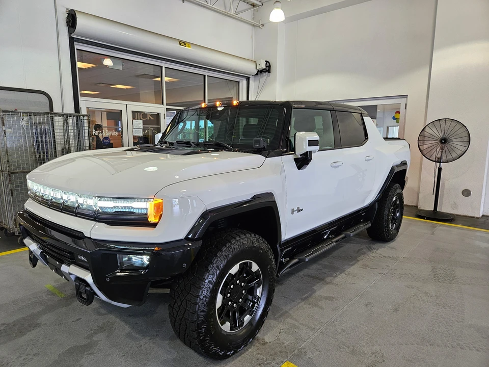 2022 GMC Hummer EV - Image 9 of 31
