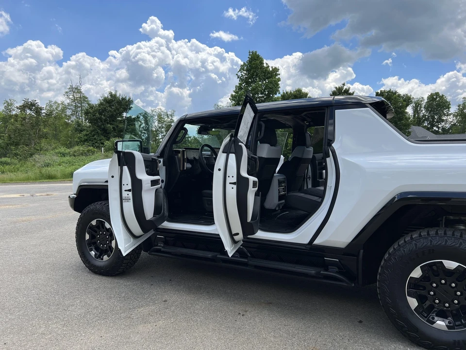2022 GMC Hummer EV - Image 26 of 31
