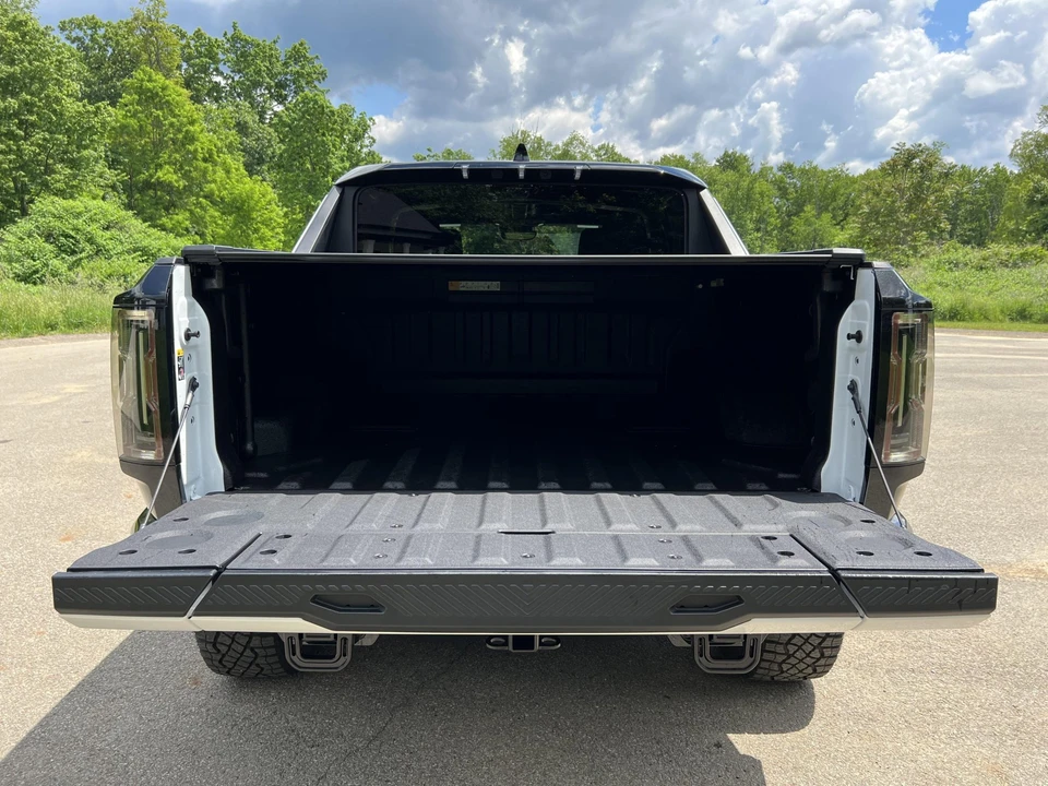 2022 GMC Hummer EV - Image 13 of 31