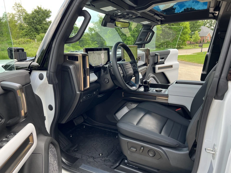 2022 GMC Hummer EV - Image 29 of 31