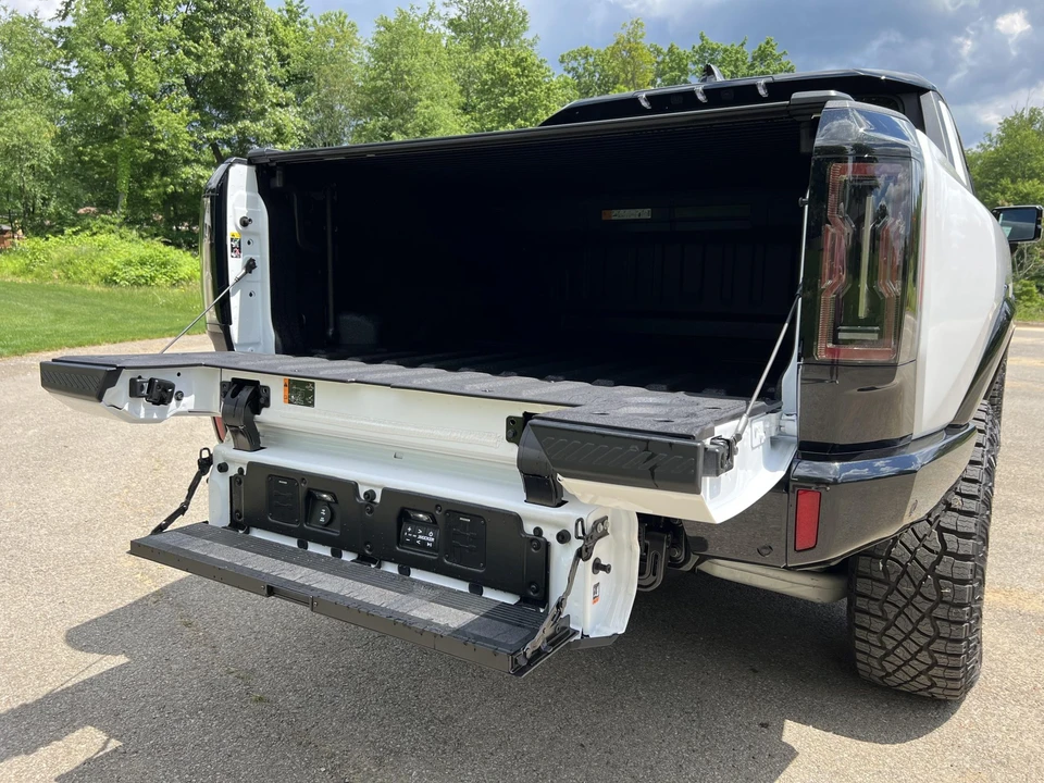 2022 GMC Hummer EV - Image 14 of 31