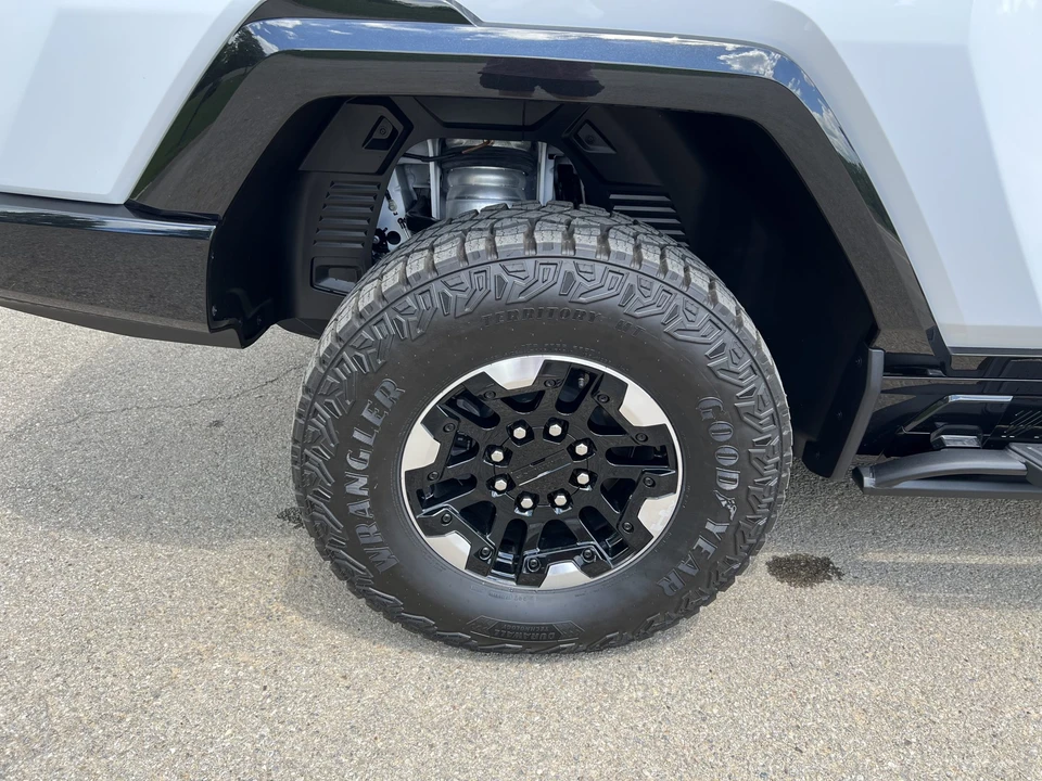2022 GMC Hummer EV - Image 24 of 31