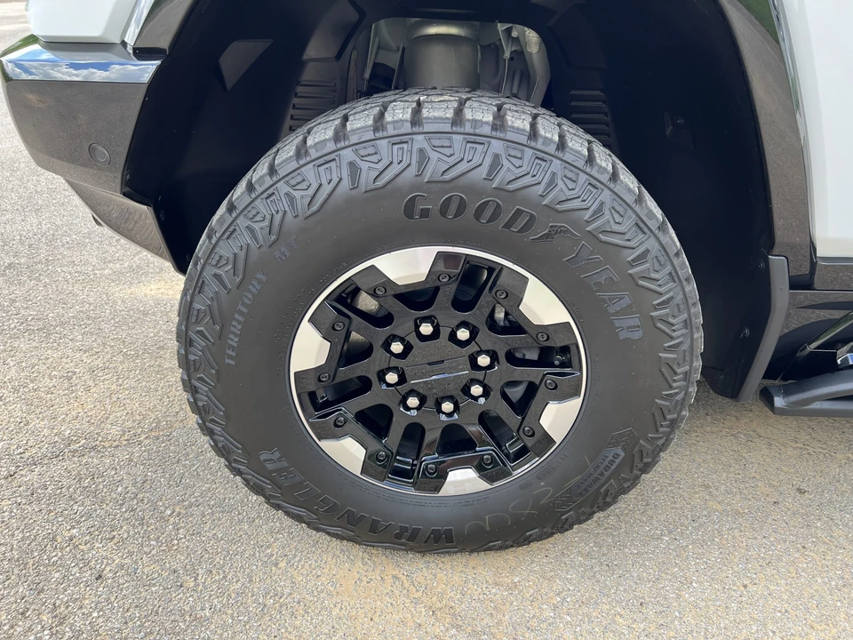 2022 GMC Hummer EV - Image 22 of 31