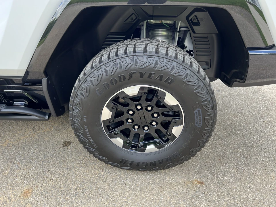 2022 GMC Hummer EV - Image 23 of 31