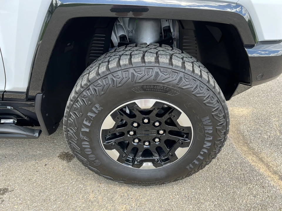 2022 GMC Hummer EV - Image 25 of 31
