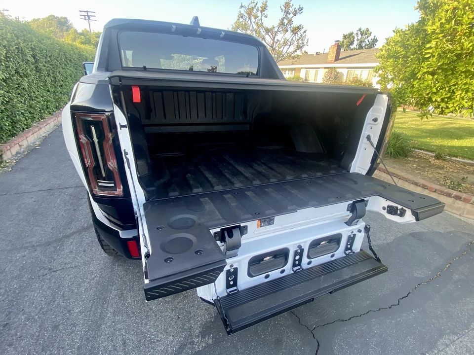 2022 GMC Hummer EV - Image 19 of 31