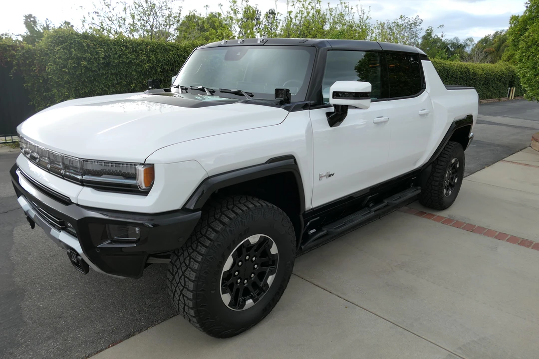 2022 GMC Hummer EV - Image 11 of 31