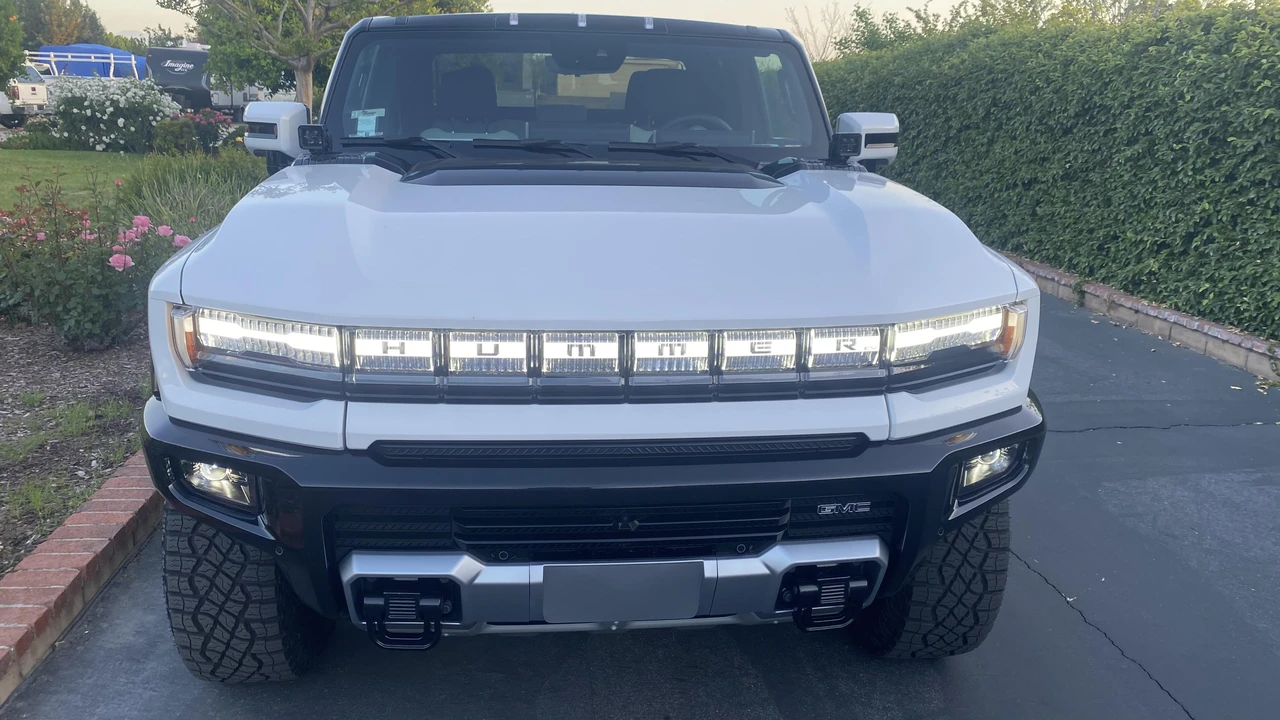 2022 GMC Hummer EV - Image 7 of 31