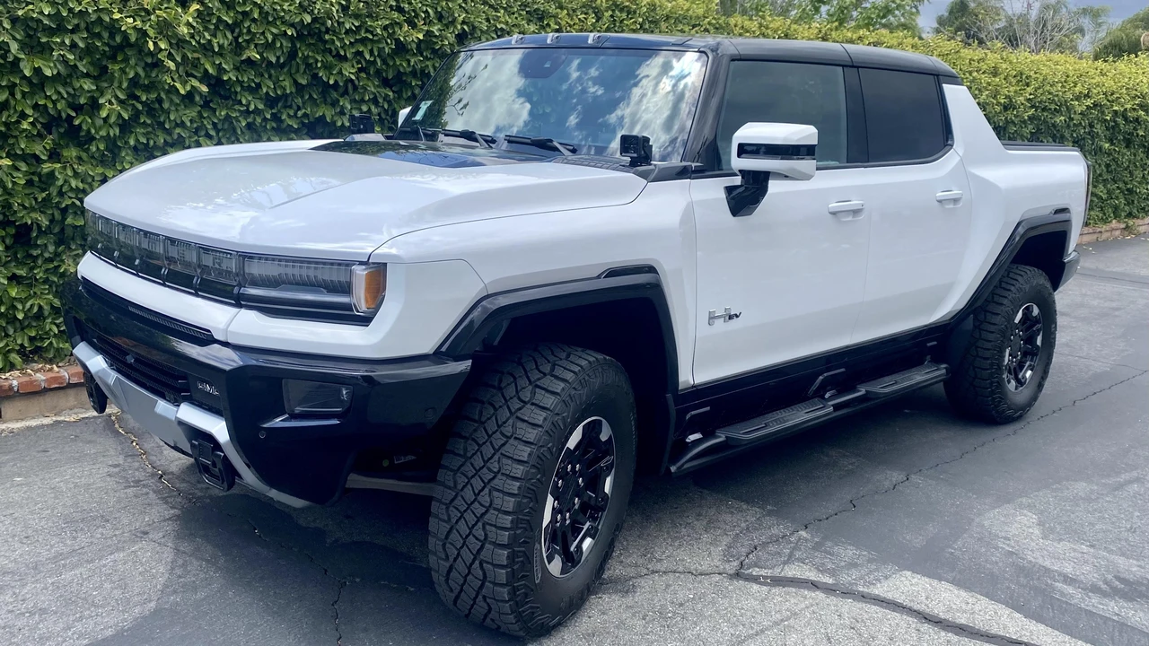2022 GMC Hummer EV - Image 13 of 31