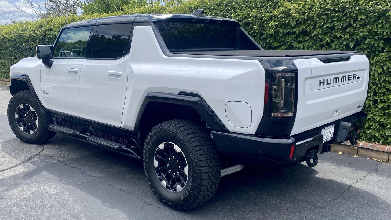 2022 GMC Hummer EV - Image 16 of 31