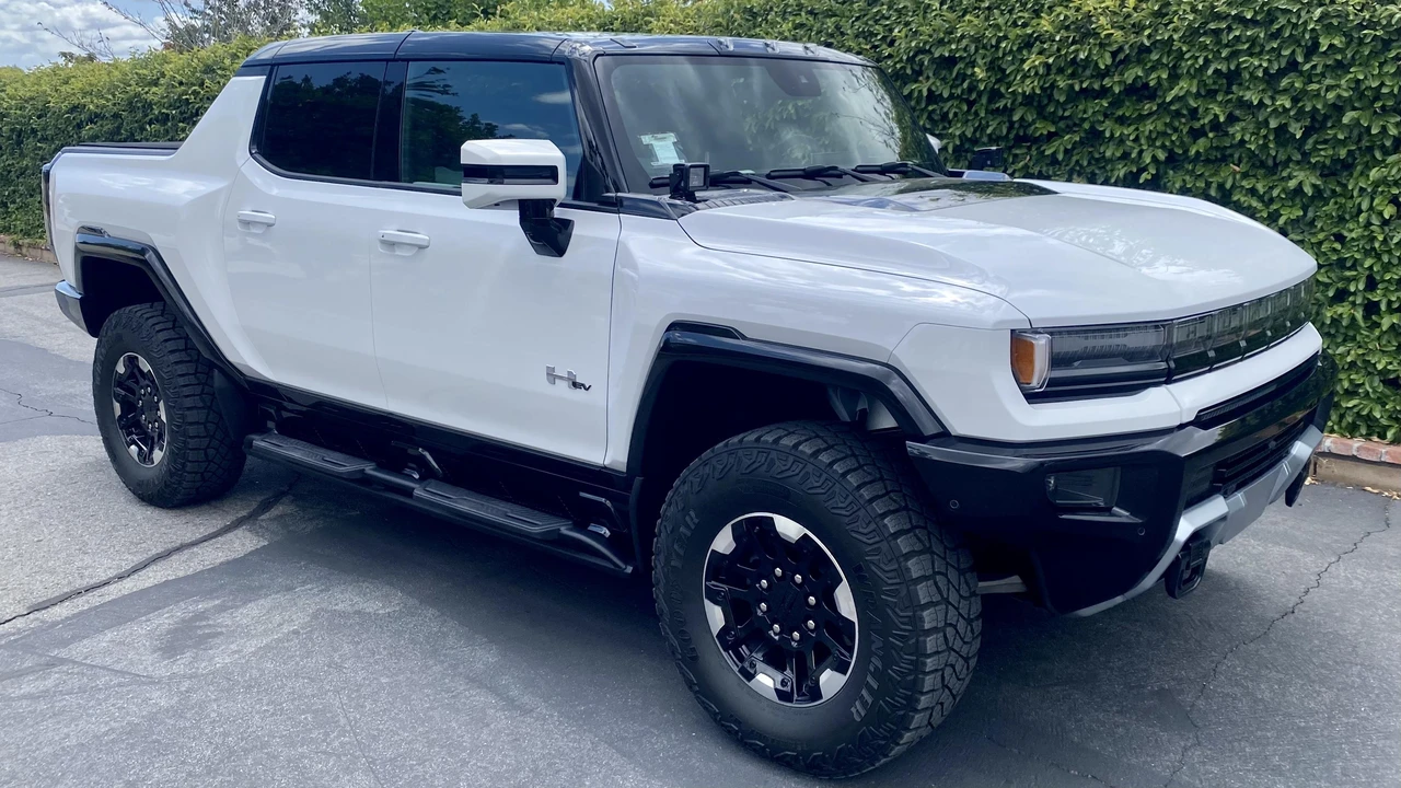 2022 GMC Hummer EV - Image 28 of 31