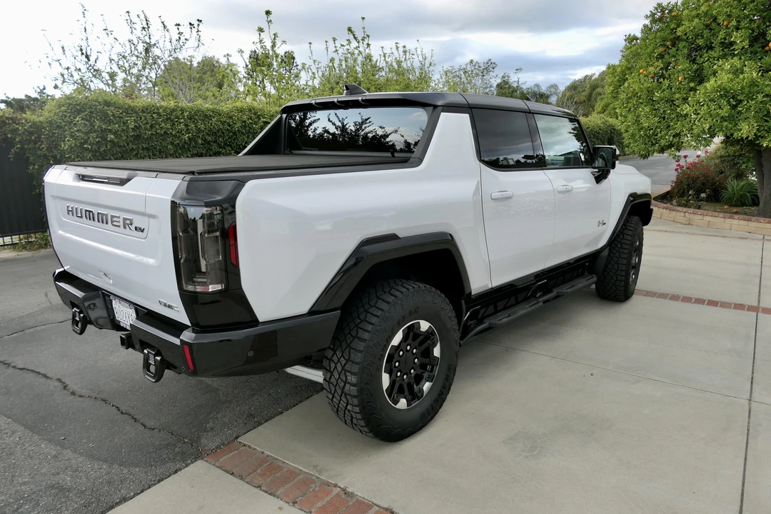 2022 GMC Hummer EV - Image 23 of 31