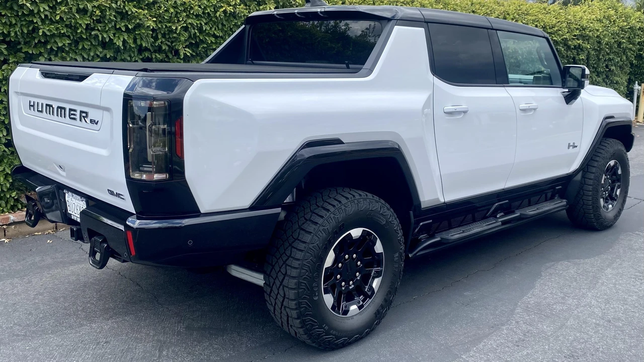 2022 GMC Hummer EV - Image 24 of 31